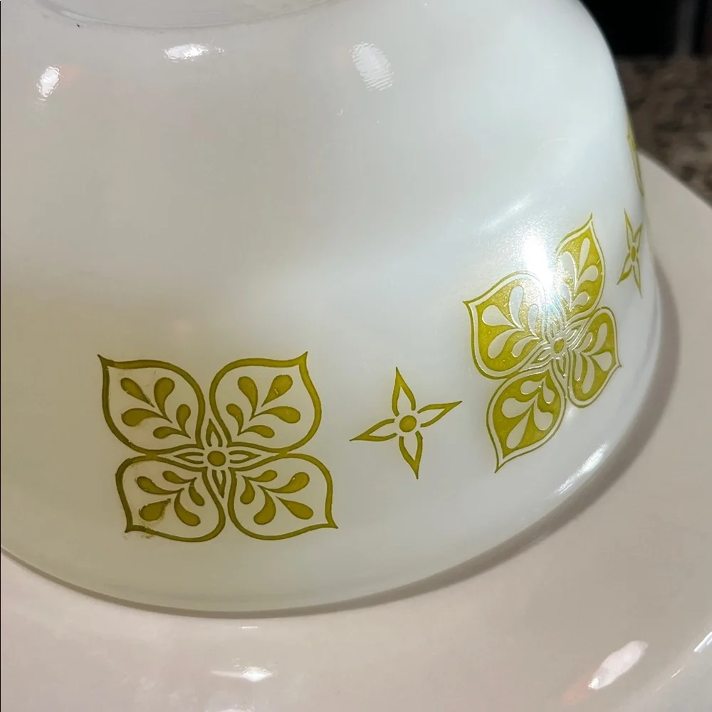 Vintage Anchor Hocking Fire-King Green Dutch Clover 7” Milk Glass Mixing Bowl US